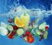 verduras-frutas-cayendo-al-agua-sobre-fondo-color